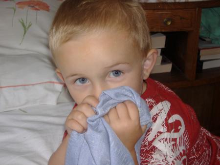lucas et son doudou bleu